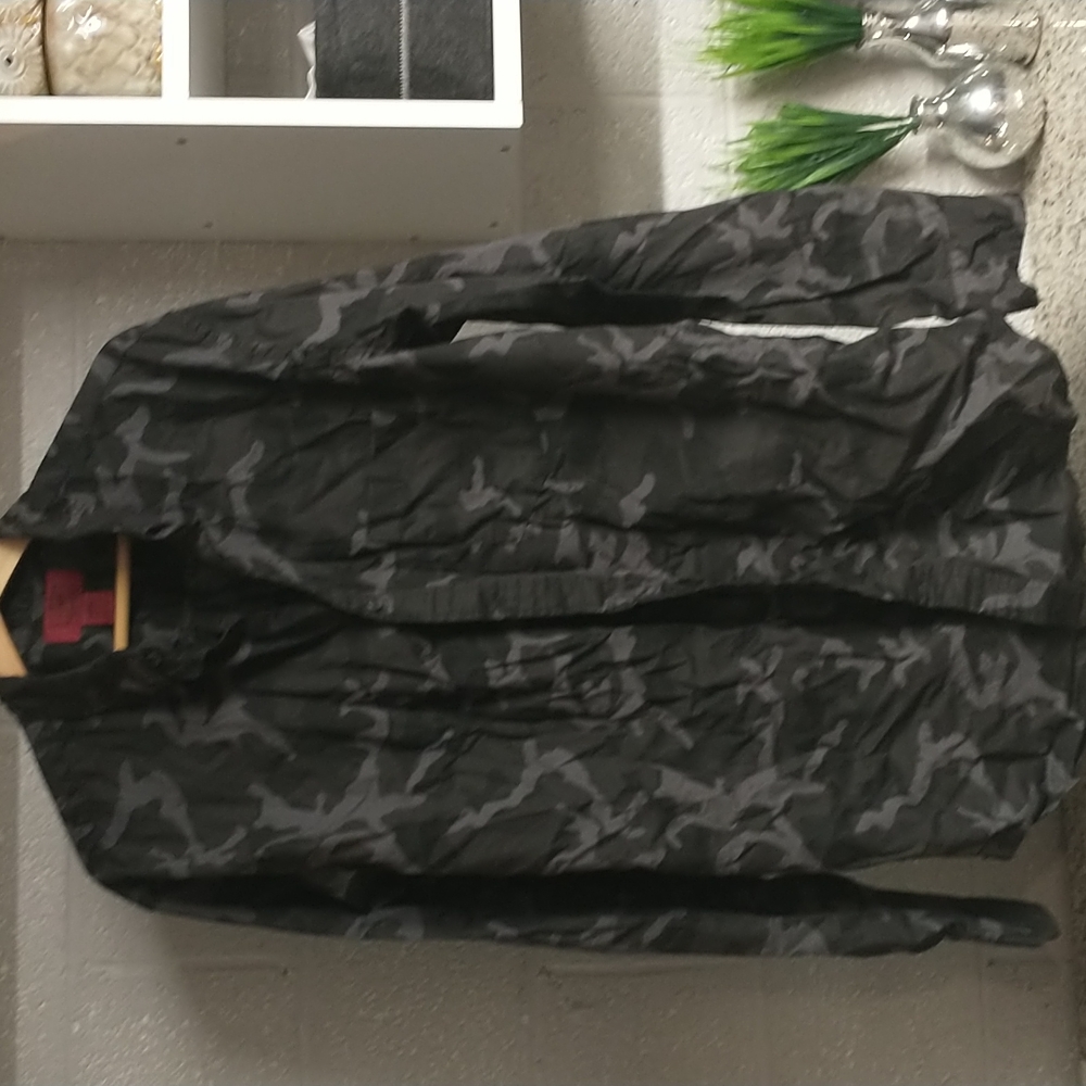Foundry men's camo long sleeve button down shirt like new